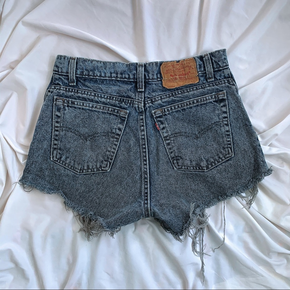 SOLD ON DEPOP π LEVIS HIGHWAISTED DENIM SHORTS - Picture 1 of 5